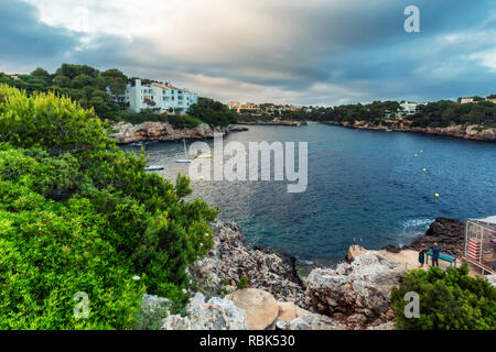 Am Abend Blick auf die Bucht in Cala d'Or, Mallorca Stockfoto