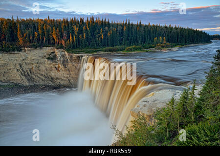 Alexandra fällt und die Hay River Gorge in der Morgendämmerung, Twin Falls Territorial Park, Northwest Territories, Kanada Stockfoto