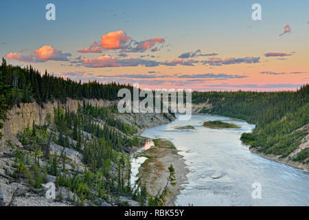 Hay River Gorge in der Dämmerung unter Louise fällt, Twin Falls Territorial Park, Northwest Territories, Kanada Stockfoto