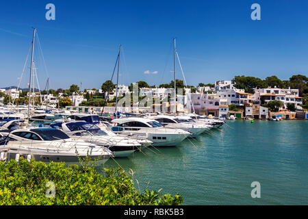 Cala d'Or Marina mit vielen Yachten an einem sonnigen Tag, Mallorca, Spanien Stockfoto