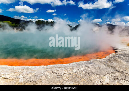 Berühmten Thermalsee Champagner Pool in Wai-O-Tapu wonderland thermanl in Rotorua, Neuseeland Stockfoto