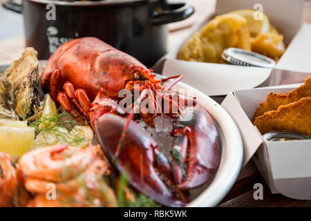 Lecker und Sustainable Seafood, direkt vom Fischerboot auf den Tisch im Restaurant Stockfoto