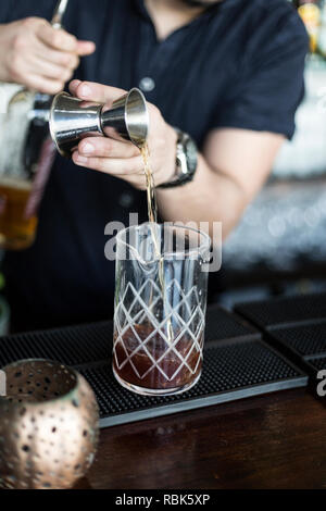 Barkeeper Cocktails in einem Restaurant Stockfoto