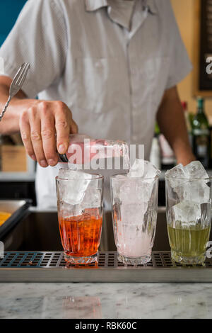 Barkeeper Cocktails in einem Restaurant Stockfoto