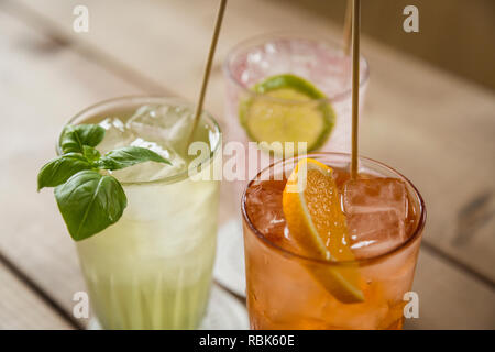 Barkeeper Cocktails in einem Restaurant Stockfoto