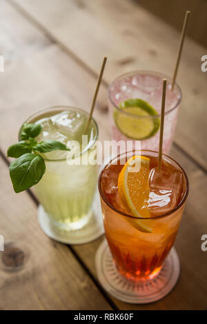 Barkeeper Cocktails in einem Restaurant Stockfoto