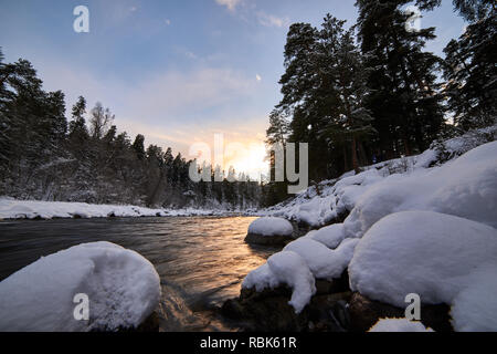 Mountain River mit Schnee und grünes Wasser auf den Sonnenuntergang. Bolschoj Zelenchuk River. Russland. Stockfoto