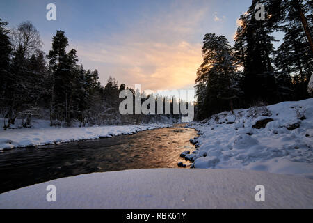 Mountain River mit Schnee und grünes Wasser auf den Sonnenuntergang. Bolschoj Zelenchuk River. Russland. Stockfoto