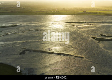 Luftaufnahme von Steart Sümpfen und Feuchtgebieten Wildfowl Trust, landwirtschaftliche Flächen in Wetland Reserve umgewandelt, bei Sonnenaufgang, Somerset, Großbritannien, Februar 2015. Dieser Bereich hat die Flut erlaubt neue Salzwiesen Lebensraum zu schaffen, und ist ein Beispiel für Managed Rückzug. Stockfoto