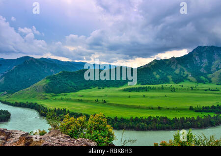 Anzeigen von Turquoise Mountain Katun fließt in das Tal in der Nähe von Che-Chkysh - schöne Sommer Landschaft bei bewölktem Wetter, Altai Gebirge, Russland Stockfoto