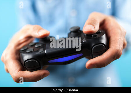 Männliche Hände halten ein Gaming Controller Stockfoto