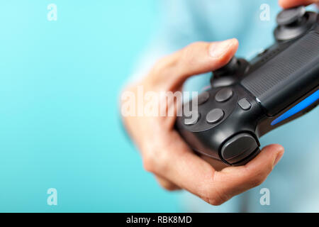 Männliche Hände halten ein Gaming Controller Stockfoto