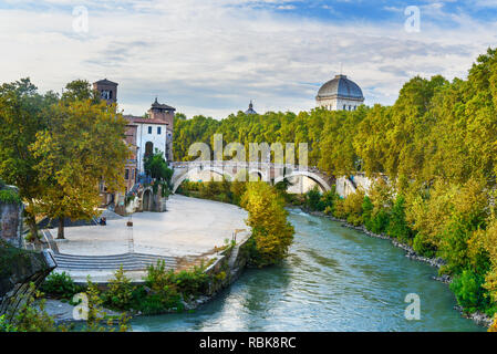 Blick auf Isola Tiberina oder Tiberinsel und Ponte Garibaldi Brücke in Rom. Italien Stockfoto