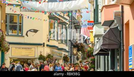 TENBY, Pembrokeshire, Wales - AUGUST 2018: Massen von Menschen in einer der engen Gassen in der Altstadt von Tenby, West Wales. Stockfoto