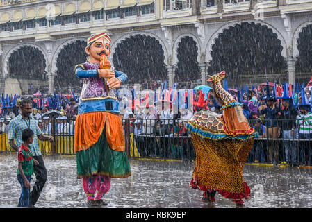 Mysore Dussehra Feierlichkeiten oder Dasara Festival die Prozession am Mysore Palast der indischen Maharadschas oder König in Karnataka, Indien Stockfoto