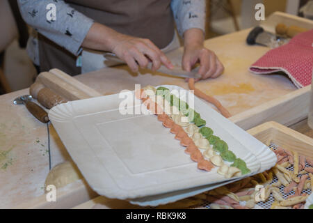 Vorbereitung der hausgemachte italienische Pasta Orecchiette in verschiedenen Farben. Stockfoto
