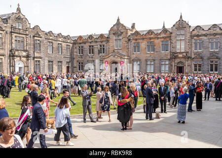 Studenten, Freunde und Familien feiern Tag der Promotion im Juni 2018 in St. Salvators Quad, Universität St Andrews, Fife, Schottland Großbritannien Stockfoto