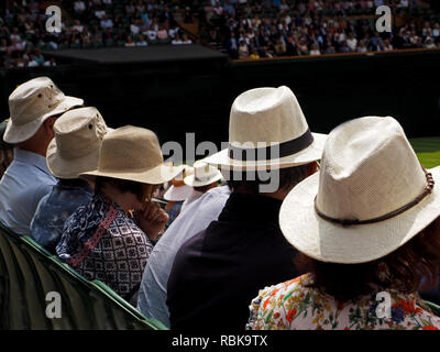 Linie der Strohhüte auf männliche und weibliche Zuschauer in die Masse an einem Sommer Sportveranstaltung in der heißen Sonne in London, England, Großbritannien Stockfoto