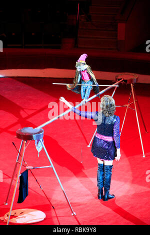 Trainierten Affen zu Fuß auf das Seil mit schwebebalken im Zirkus. Lustige Affe in Comel Zirkus mit tamer Stockfoto