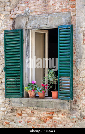 Foto wurde von einem rustikalen, verwitterte Fenster mit blass grün Holz Fensterläden im Dorf von Cortona, Italien im Herzen der Toskana. Stockfoto