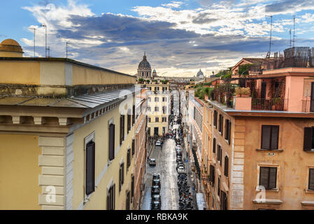 Blick auf sreet Via di S. Sebastianello vom Piazza della Trinità dei Monti in Rom. Italien Stockfoto