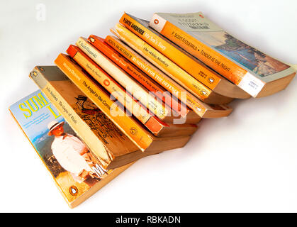 Sammlung von Pinguin Papier wieder Bücher erfassen Staub auf einem Regal für 20 Jahre überlassen bleibt. Stockfoto