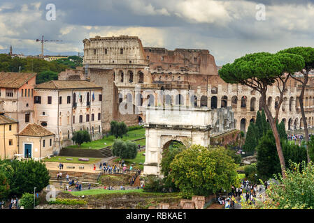 Blick auf das Kolosseum und die Ruinen des Forum Romanum. Arch des Titus und andere in Rom. Italien Stockfoto