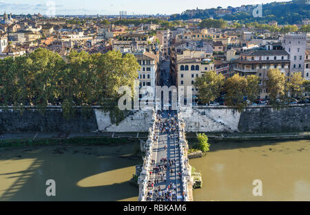 Blick von der Ponte Sant'Angelo oder aelian Brücke über den Tiber vom Castel Sant'Angelo oder Schloss der Heiligen Engel in Rom. Italien Stockfoto