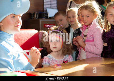 Belarus, Gomel, 13. Oktober 2018. Urlaub in der Stadt. Children's Party. Der Animator ein Gesicht malen auf das Kind. Stockfoto