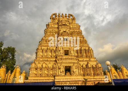 Indisch-hinduistischen Tempel in Mysore Dussehra Feierlichkeiten oder Dasara Festival die Prozession am Mysore Palast der indischen Maharadschas oder König in Karnataka, Indien Stockfoto