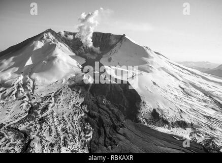 SKAMANIA County, Washington, USA - 1982: Mount St. Helens und Dampfwolke aus Lava Dome in Eruption Caldera Krater. Stockfoto