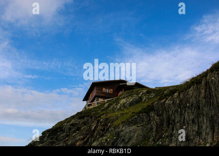 Holzhaus auf einem Felsen transfagarasan Highway in den Karpaten, Rumänien, Osteuropa Stockfoto