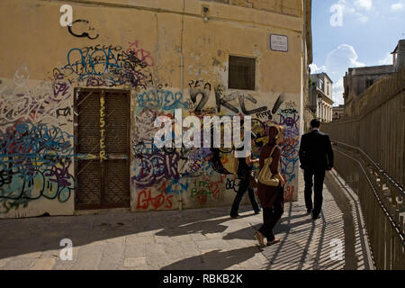 Graffiti an den Wänden der Via Arte della Cartapesta, Lecce, Apulien, Italien Stockfoto