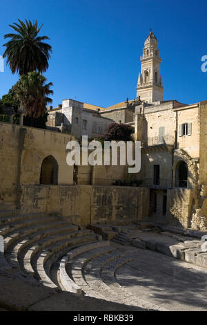 Das Römische Theater, entdeckt und 1929 ausgegraben, mit der Campanile der Kathedrale jenseits: Lecce, Apulien, Italien Stockfoto