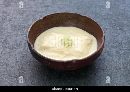 Yuba (Tofu Haut) Sashimi, Japanisch vegetarisches Essen/Tofu Haut macht durch Überfliegen die Haut aus heißen soymilk. Stockfoto