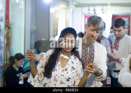 Belarus, Gomel, 24. November 2018. Wiederaufbau einer ethnischen alten Belarussischen Hochzeit. Ein Mann der Slawischen Auftritt in der Stickerei ist Tanz mit einer Indi Stockfoto