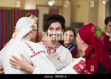 Belarus, Gomel, 24. November 2018. Wiederaufbau einer ethnischen alten Belarussischen Hochzeit. ukrainischen Hochzeit. die Frau als Mann verkleidet Stockfoto