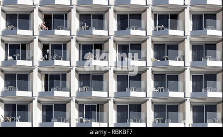 Touristen auf dem Balkon im Hotel in Spanien Stockfoto