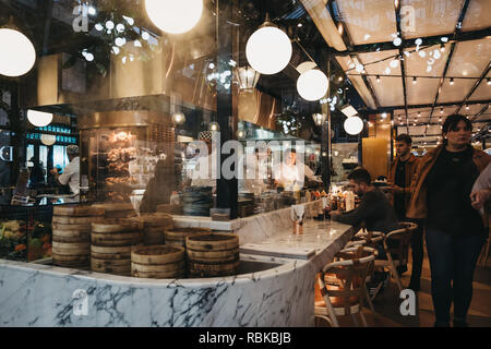 London, UK - Januar 5,2019: Blick durch das Fenster des Personals im Restaurant in Covent Garden Market, einer der beliebtesten touristischen Websites in Stockfoto