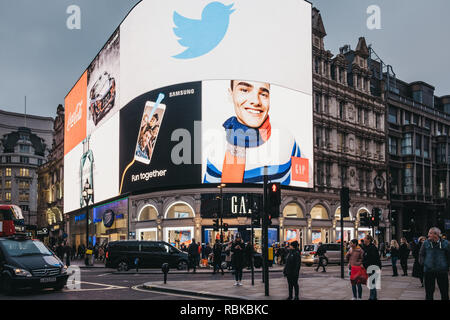 London, Großbritannien - 5 Januar, 2019: die Menschen vor der großen digitalen Bildschirmen in Piccadilly Circus, einer der beliebtesten touristischen Gegenden in London, Großbritannien Stockfoto