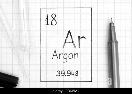 Das Periodensystem der Elemente. Handschrift chemische Element Argon Ar mit schwarzem Stift, Reagenzglas und Pipette. Close-up. Stockfoto