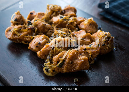 Türkische Sikma Köfte Bulgur Frikadellen mit karamellisierten Zwiebeln/Fellah Bulgur Köfte auf Holzbrett. Traditionelle Speisen. Stockfoto