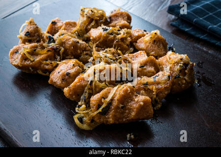 Türkische Sikma Köfte Bulgur Frikadellen mit karamellisierten Zwiebeln/Fellah Bulgur Köfte auf Holzbrett. Traditionelle Speisen. Stockfoto