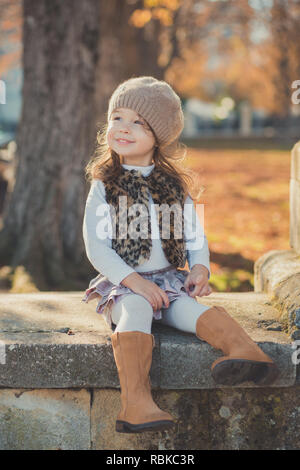 Dolly Pin-up toothsome Junge brünette Mädchen mit Mode elegante graue Jacke Wams und warme Mütze mit tollen Stiefel Kleidung posing Herbst Frühling par Stockfoto