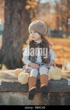 Dolly Pin-up toothsome Junge brünette Mädchen mit Mode elegante graue Jacke Wams und warme Mütze mit tollen Stiefel Kleidung posing Herbst Frühling par Stockfoto