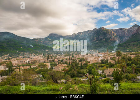 Schöne Aussicht auf die Stadt von Soller auf Mallorca, Spanien in der Nähe der Serra de Tramuntana Gebirge Stockfoto