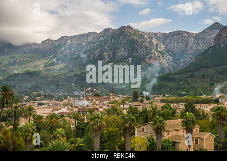 Schöne Aussicht auf die Stadt von Soller auf Mallorca, Spanien in der Nähe der Serra de Tramuntana Gebirge Stockfoto