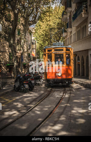 Soller, Mallorca, Spanien - 04.11.2018: alte elektrische Straßenbahn, die zwischen Stadt Soller Port de Soller Stockfoto