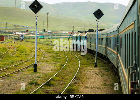 Transsibirische Eisenbahn auch in ländlichen Mongolei mit einem entgegenkommenden Zug in der Nähe von Ulanbaatar (Ulaanbaatar, Mongolei, Asien) Stockfoto