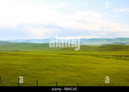 Mongolische Land wie aus einem Pkw der Transsibirischen Eisenbahn in der Umgebung von Ulaanbaatar (Ulan Bator, Mongolei, Asien) gesehen Stockfoto